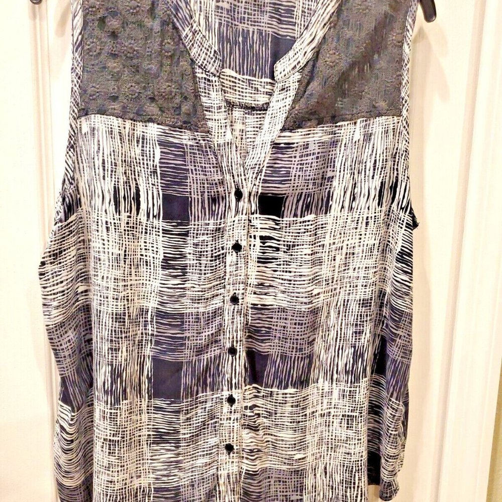 Gloria Vanderbilt Navy & White Sleevless Blouse with Navy Lace Yoke ~ PXL